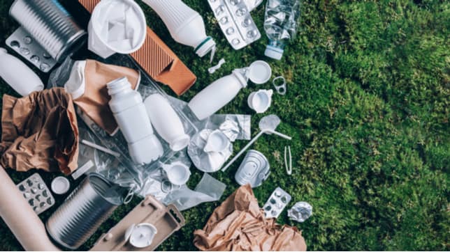 Casgliad o ddeunydd pacio cartref ar laswellt gan shutterstock.com/g/j.chizhe