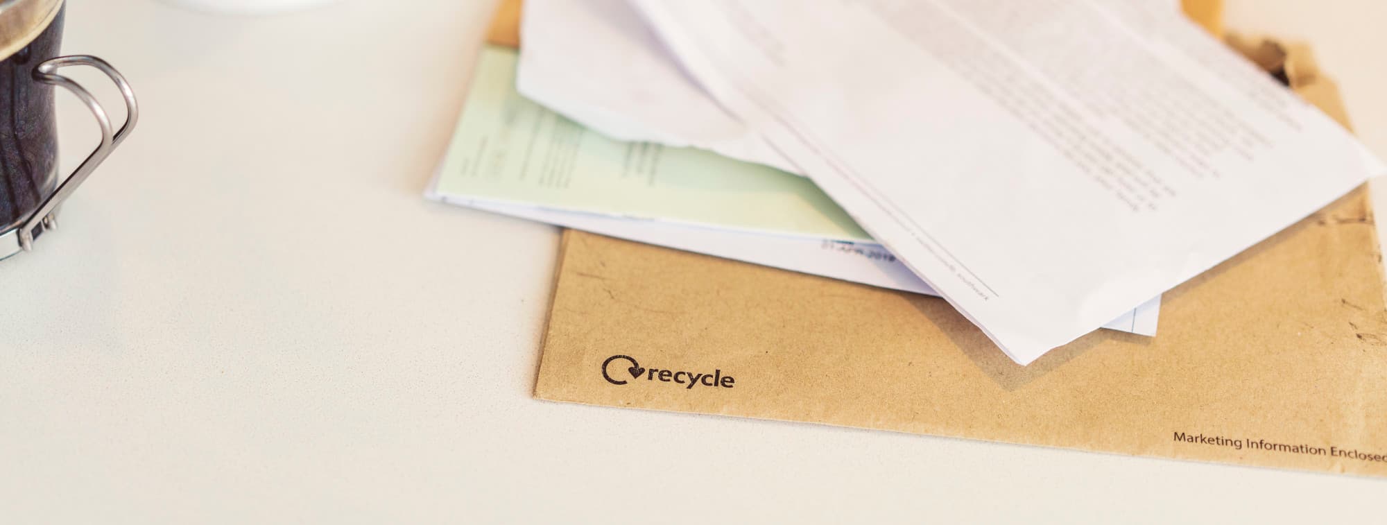 Papur ac amlenni ar ddesg