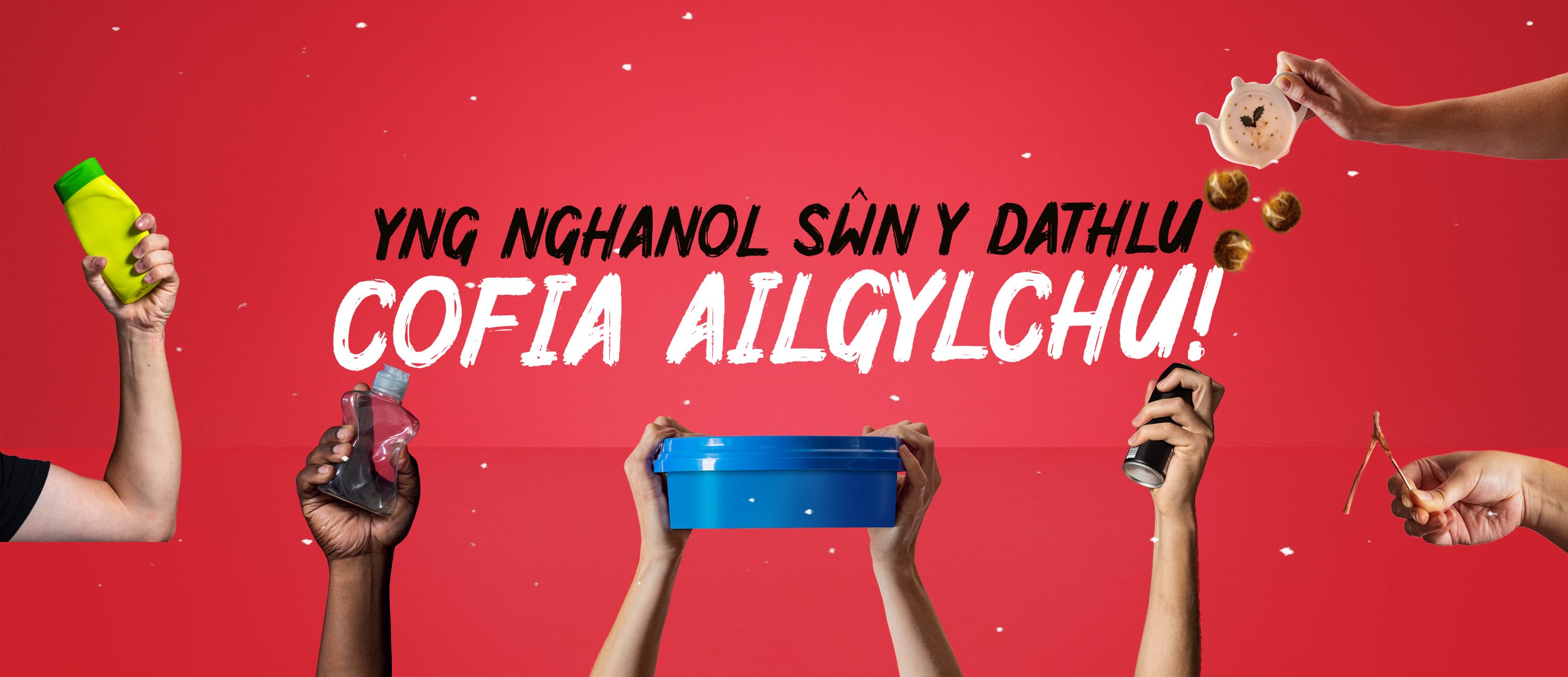 Sawl dwylo yn dal eitemau ailgylchadwy ar gefndir coch gyda'r geiriau "Yng nghanol sŵn y dathlu cofia ailgylchu!"